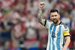 皇马曼联巴黎争抢乌帕梅卡诺：中卫未来与拜仁续约难题